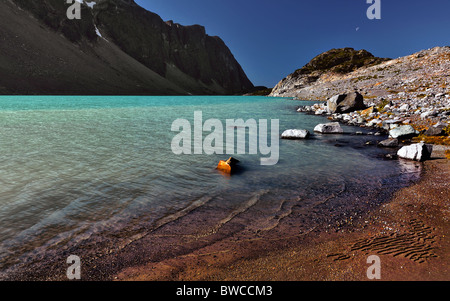 Montagna Lago Spiaggia sabbiosa Foto Stock