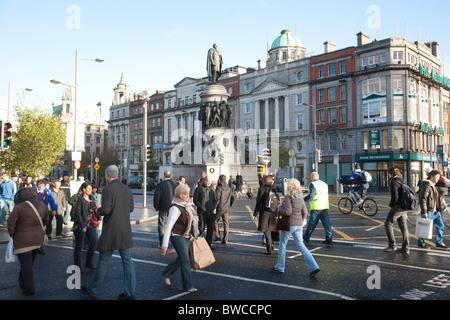 Pendolari a piedi passato l'O'Connell monumento centrale di Dublino in Irlanda. Foto:Jeff Gilbert Foto Stock