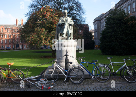 Statua di William Hartpole Lecky accanto al Campanile il Trinity College di Dublino in Irlanda. Foto:Jeff Gilbert Foto Stock