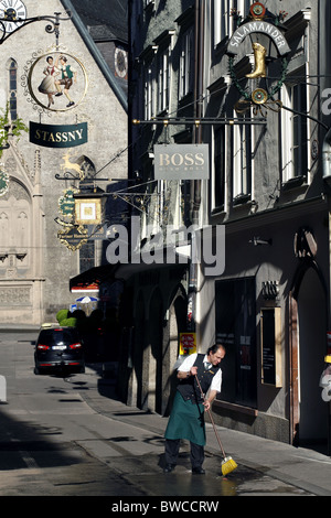 Pulizia del mattino, Getreidegasse, Salisburgo, Austria Foto Stock