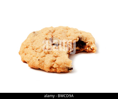 Un isolato con pezzetti di cioccolato con un boccone fuori di essa Foto Stock