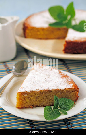 Patate e torta di mandorle. Ricetta disponibile. Foto Stock