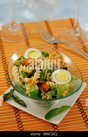 Insalata di pasta con le cozze. Passo dopo passo: PP4380-PP4396-PP43A4-PP43B8 Foto Stock