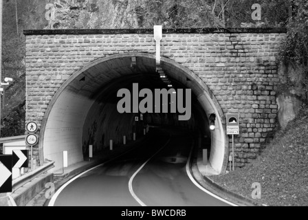 Alto Traffico tunnel stradale Foto Stock