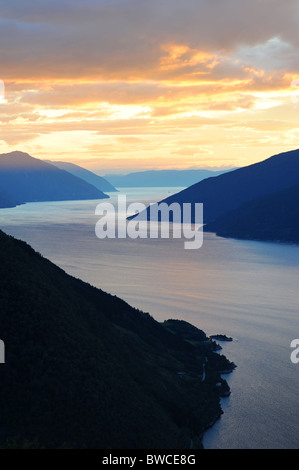 Vista aerea di fiordi norvegesi al tramonto Foto Stock