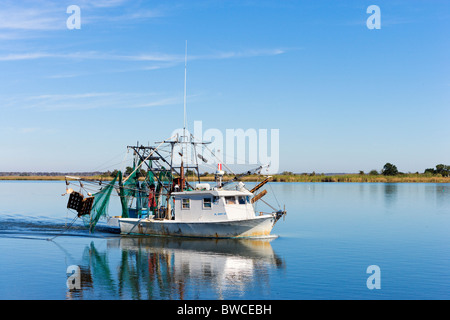 Barca da pesca vicino alla bocca del fiume Apalachicola, Apalachicola, costa del Golfo della Florida, Stati Uniti d'America Foto Stock