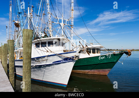 Le navi per la pesca a strascico ormeggiata in porto sul fiume Apalachicola, Apalachicola, costa del Golfo della Florida, Stati Uniti d'America Foto Stock