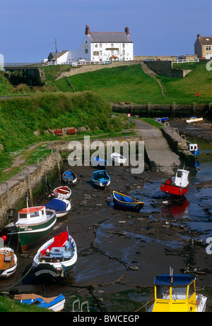 Una vista di Seaton Sluice porto con barche ormeggiate, Northumberland Coast Foto Stock