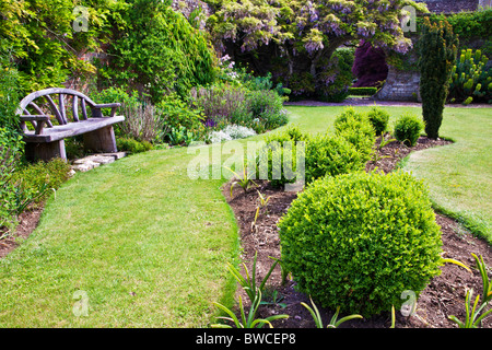 Un bordo ondulato e impianto set letto in un prato di un paese di lingua inglese giardino in estate Foto Stock