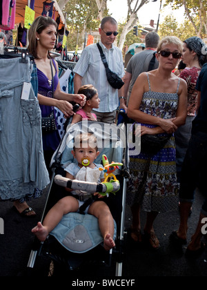 Piccolo Ragazzo in un passeggino in un mercato di Perpignano Francia Foto Stock