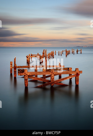 Una lunga esposizione immagine del molo vecchio a Swanage. Prese durante un tramonto d'autunno. Foto Stock