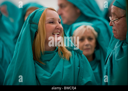 Membri del Gorsedd dei cantori nelle vesti per assemblare una cerimonia Eisteddfod nazionale del Galles Welsh annuale festival culturale Foto Stock