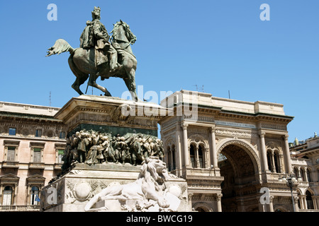 Galleria Vittorio Emanuele II e il monumento equestre dedicato al re italiano in Piazza del Duomo di Milano. Foto Stock