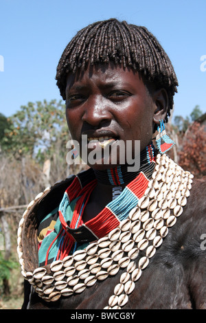 Sorridente Bana donna tribale prese a Key Afer, Valle dell'Omo, Etiopia Foto Stock