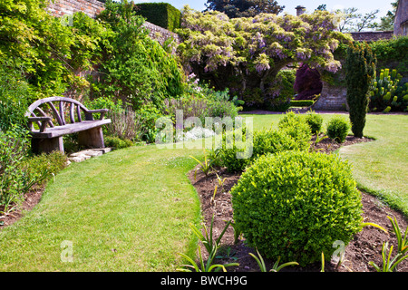 Un bordo ondulato e impianto set letto in un prato di un paese di lingua inglese giardino in estate Foto Stock