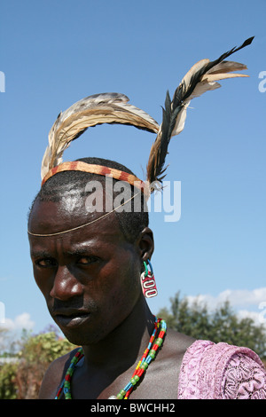 Bana Tribesman indossando Feather Headress prese nella valle dell'Omo, Etiopia Foto Stock