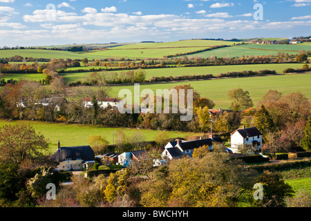 Autunno vista da Marleycombe collina sopra il villaggio di Wiltshire di Bowerchalke, England, Regno Unito Foto Stock