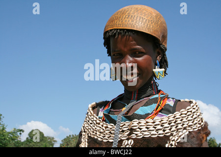 Sorridente Bana donna tribale prese a Key Afer, Valle dell'Omo, Etiopia Foto Stock