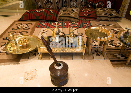 Distinti caffè beduino servita in un ristorante ad Amman in Giordania Foto Stock