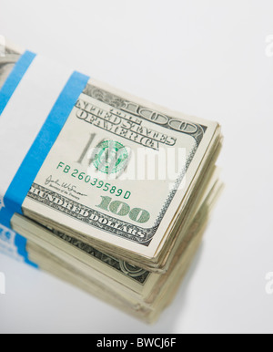 Studio shot del mazzetto di un centinaio di dollari di banconote Foto Stock