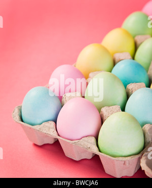 Studio shot di uova di Pasqua in scatola di cartone Foto Stock