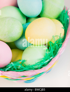 Studio shot di uova di Pasqua nel cestello Foto Stock
