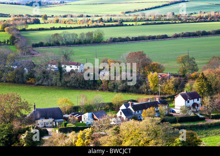 Autunno vista da Marleycombe collina sopra il villaggio di Wiltshire di Bowerchalke, England, Regno Unito Foto Stock