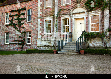 Inglese del xviii secolo Country Manor House nota come casa rossastro in ampia Chalke, Wiltshire, Inghilterra, Regno Unito Foto Stock