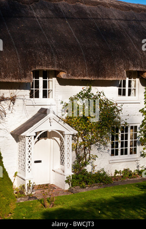 Un tipico piuttosto pietra inglese cottage con il tetto di paglia nel Wiltshire villaggio di Broad Chalke, England, Regno Unito Foto Stock