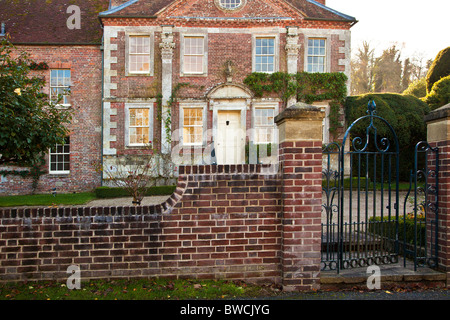 Tipico inglese del XVIII secolo Country Manor House, casa rossastro, in ampia Chalke, Wiltshire, Inghilterra, Regno Unito Foto Stock