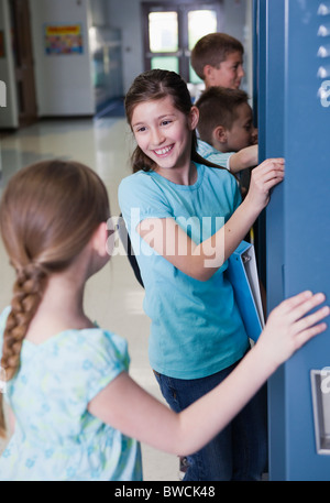 Stati Uniti d'America, Illinois, Metamora, scolari (8-9, 10-11) presso gli armadietti nel corridoio della scuola Foto Stock