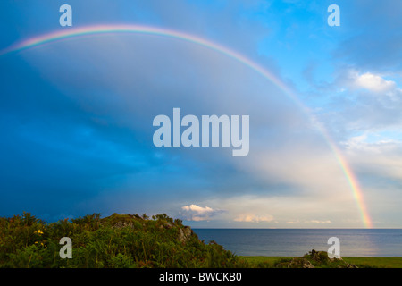Un arcobaleno al tramonto del suono Kilbrannan, ad est della penisola di Kintyre, dal vicino Peninver, Argyll & Bute, Scozia Foto Stock