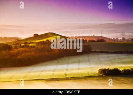 Misty autunno alba da Knapp collina sopra la valle di Pewsey nel Wiltshire, Inghilterra, Regno Unito Foto Stock