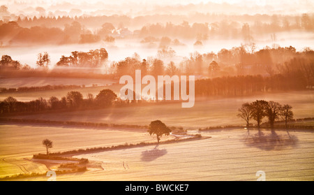 Misty autunno alba da Knapp collina sopra la valle di Pewsey nel Wiltshire, Inghilterra, Regno Unito Foto Stock