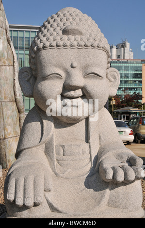 Ridere buddha a Hall del grande eroe o Daeung jeon a Jogyesa tempio buddista, Seoul, Corea del Sud Foto Stock