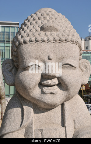 Ridere buddha a Hall del grande eroe o Daeung jeon a Jogyesa tempio buddista, Seoul, Corea del Sud Foto Stock