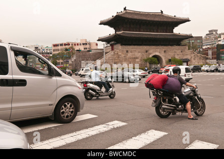 Porta di Dongdaemun (Heunginjimun), grande porta est, Seoul, Corea del Sud; 동대문 Foto Stock