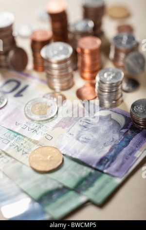 Stati Uniti d'America, Illinois, Metamora, Studio shot di banconote canadesi e pile di monete Foto Stock