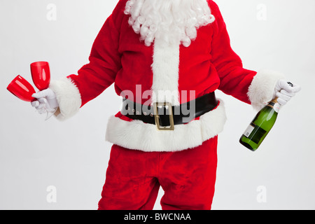 Stati Uniti d'America, Illinois, Metamora, sezione mediana di Santa Claus holding wineglasses e bottiglia Foto Stock