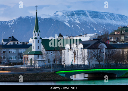 Frikirkjan chiesa e la Galleria Nazionale dell'Islanda. Il lago Tjornin, centro di Reykjavik, Islanda. Foto Stock