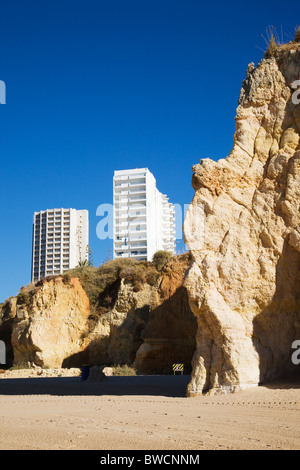 Una veduta della scogliera di rocce e alberghi, dalla spiaggia "Praia da Rocha ", Algarve, Portogallo. Foto Stock