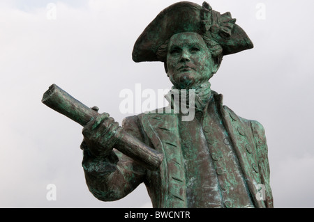 Dettaglio di una statua raffigurante il Capitano George Vancouver in Hereford Quay in King's Lynn, Norfolk Foto Stock