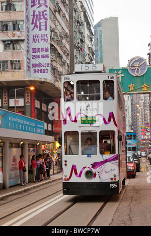 Guardando a Hong Kong sul tram del sistema di trasporto, double decker tram in Wan Chai District (cinese tradizionale: 灣仔區, letteralmente Foto Stock