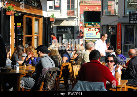 ISTANBUL, Turchia. Persone di mangiare al di fuori di un ristorante nel quartiere di Galata di Beyoglu. 2010. Foto Stock