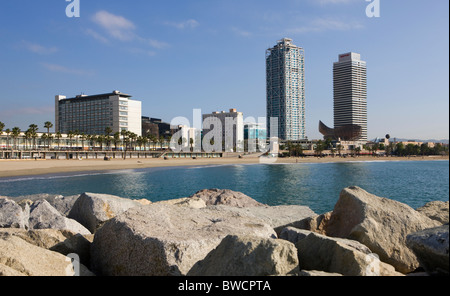 Vista della spiaggia di Puerto Olímpico di Barcellona. Foto Stock