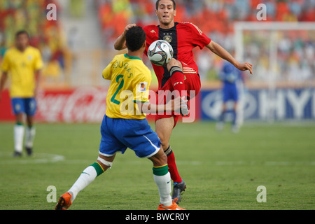 Mario Vrancic di Germania (r) si estende per la sfera contro Douglas del Brasile (l) durante un 2009 FIFA U-20 World Cup quarterfinal Foto Stock