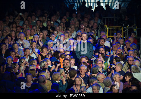 Tudur Hallam presieduto Bard scelto dal pubblico durante una cerimonia a Eisteddfod nazionale del Galles Welsh annuale festival culturale Foto Stock