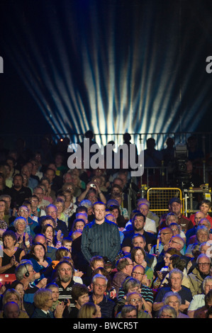 Tudur Hallam presieduto Bard scelto dal pubblico durante una cerimonia a Eisteddfod nazionale del Galles Welsh annuale festival culturale Foto Stock