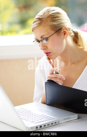 La donna ha sottolineato in office Foto Stock