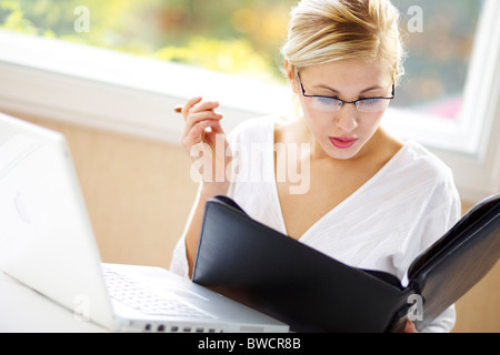 La donna ha sottolineato in office Foto Stock